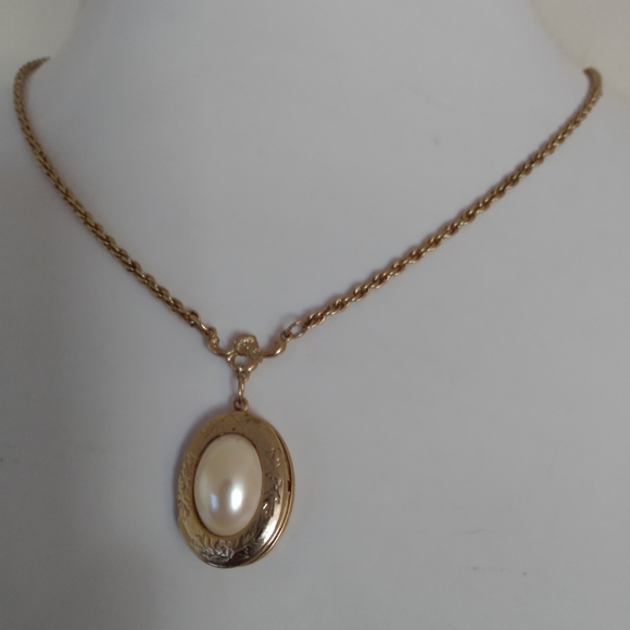1920 Jewelry - Vintage gold necklace with locket